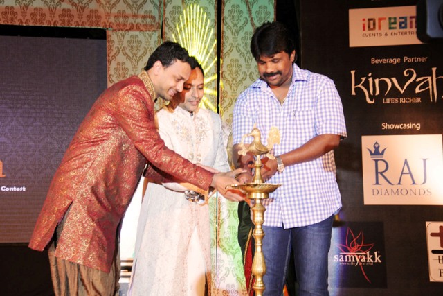  - Lighting-of-the-Lamp-with-Chief-Guest-Raju-Gowda-Small-Scale-Industries-Minister-Show-Director-Rajesh-Shetty-Chairman-of-League-of-Fashion-Ilyas-Akthar
